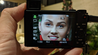 Esta diminuta cámara Sony con óptica 24-720mm te convertirá en el paparazzi que siempre quisiste ser